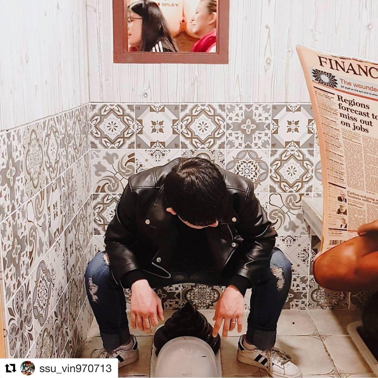 韓國首爾仁寺洞大便體驗展覽，一位女性遊客與兩個大便造型的懸掛裝置合影。